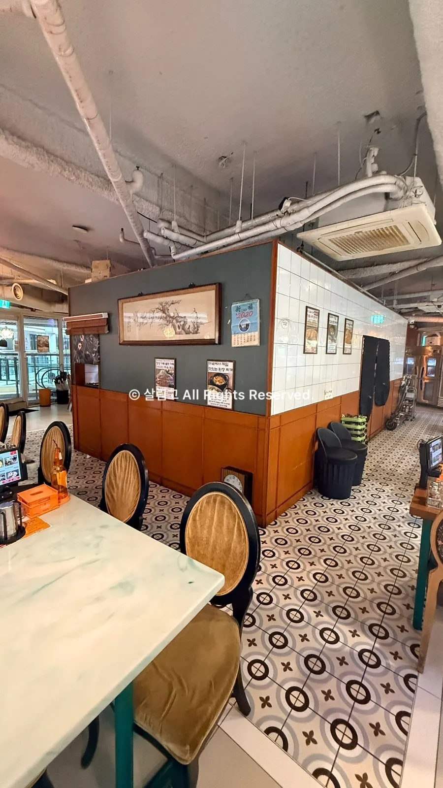 可能食堂餐桌与厨房全景