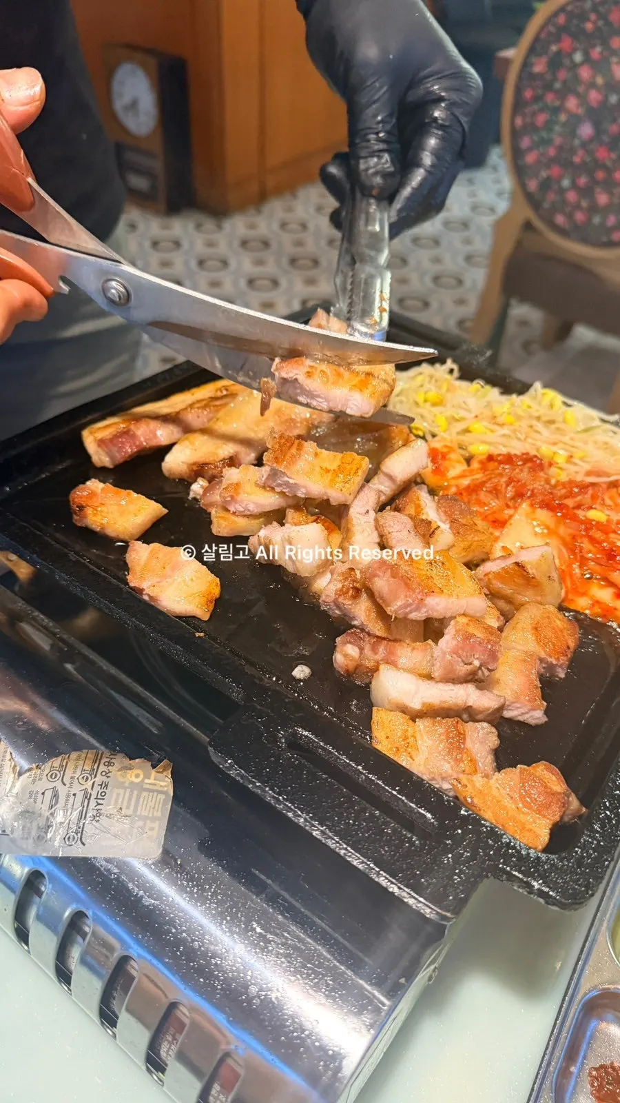在烤盘上烤着的熟成五花肉