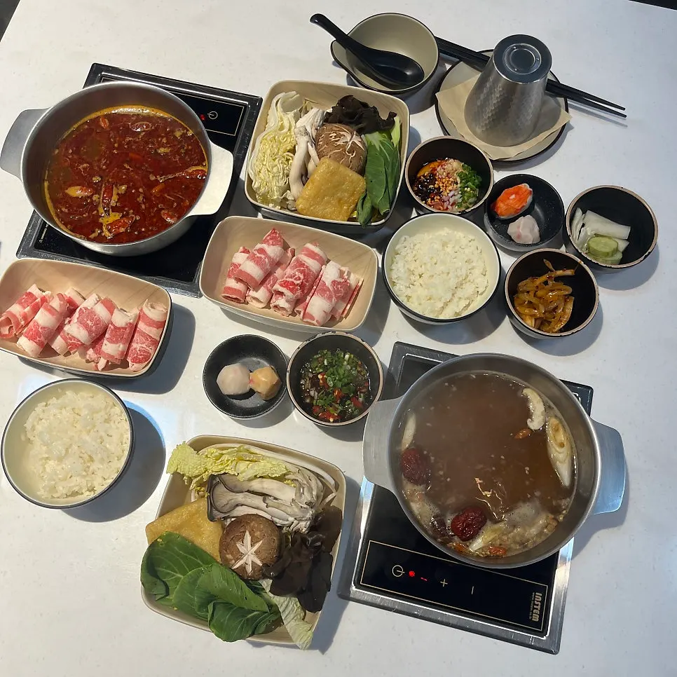 테이블에 차려진 훠궈와 사이드