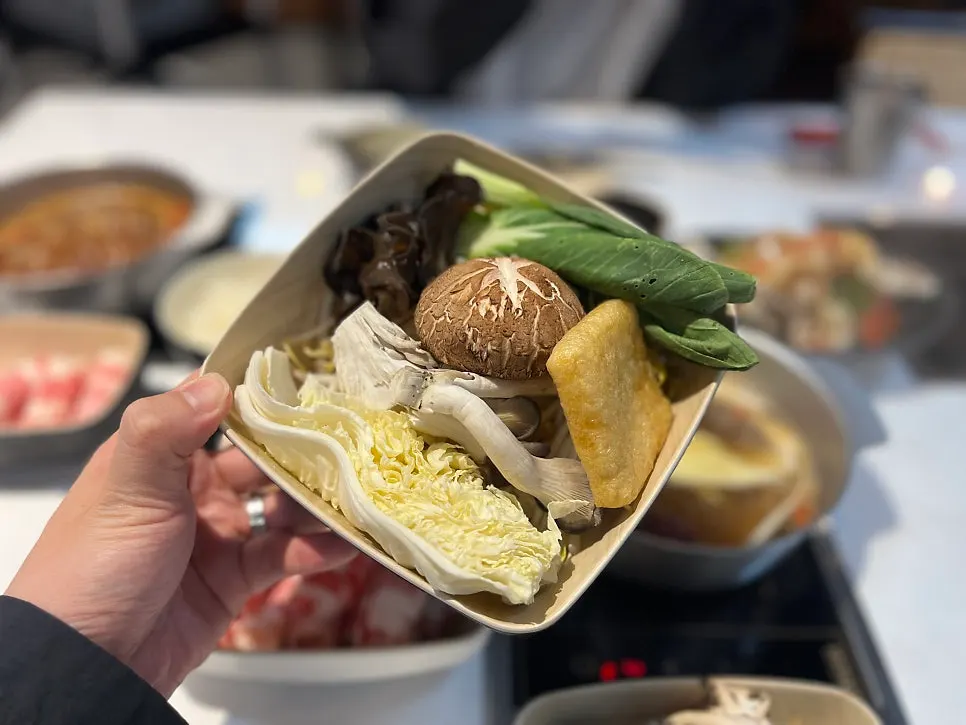 우삼겹훠궈와 곁들임 메뉴