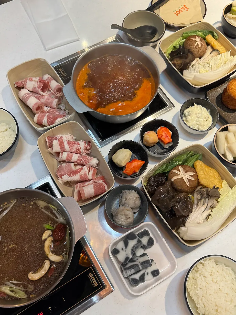 직접 제조한 훠궈 땅콩소스와 칠리소스