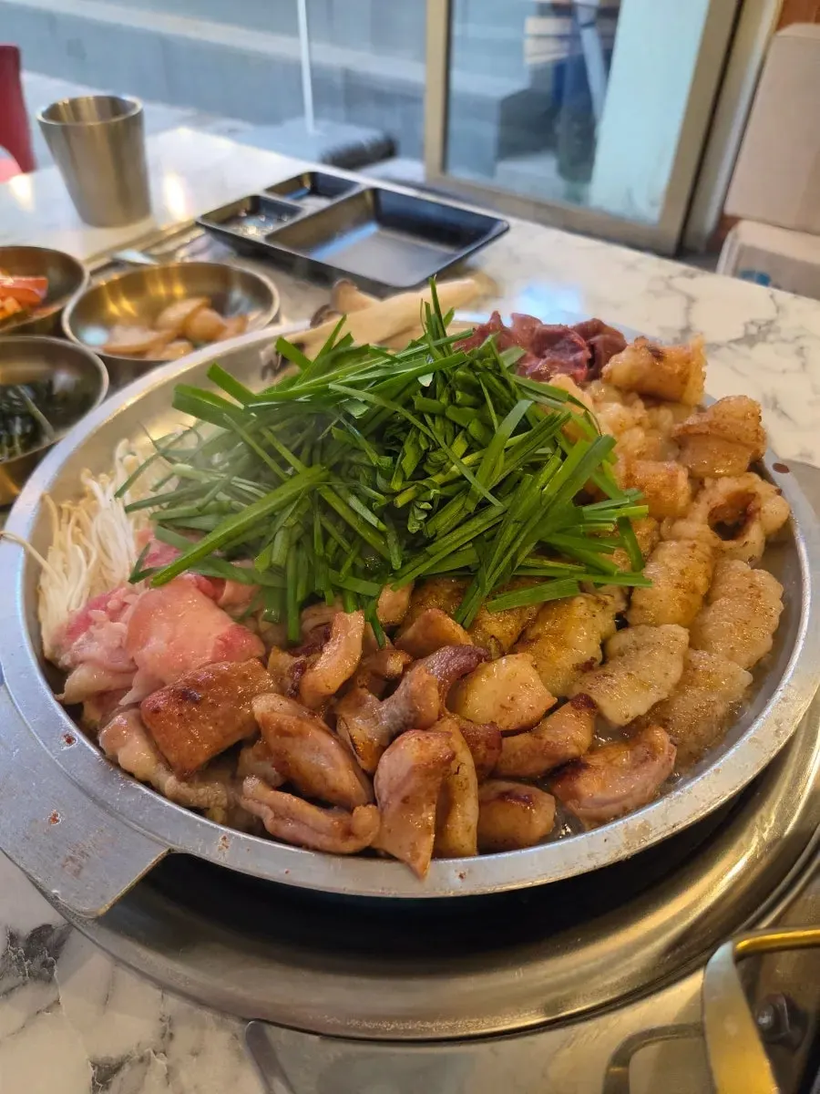 불판에 올라간 황곱 모둠한판 3인분