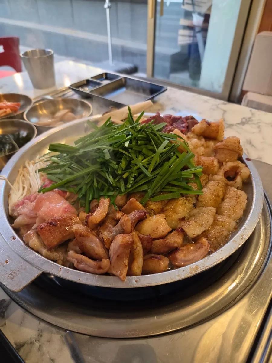 부추가 수북하게 올려진 곱창과 대창