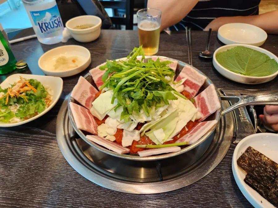 Jjukumi Sarimongttang and side-dish order