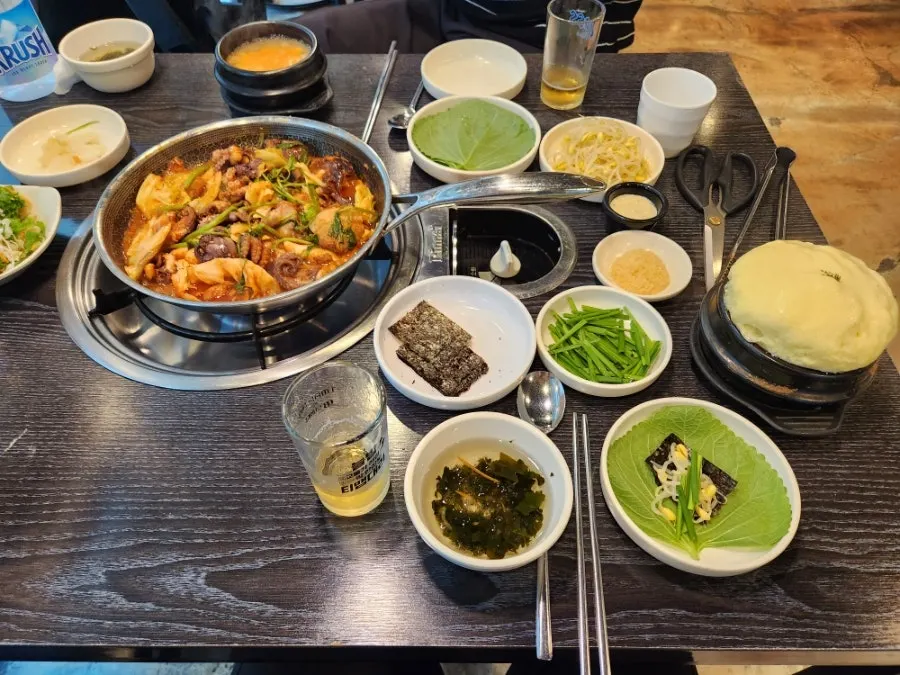 Jjukumi Sarimongttang hot-plate dish components