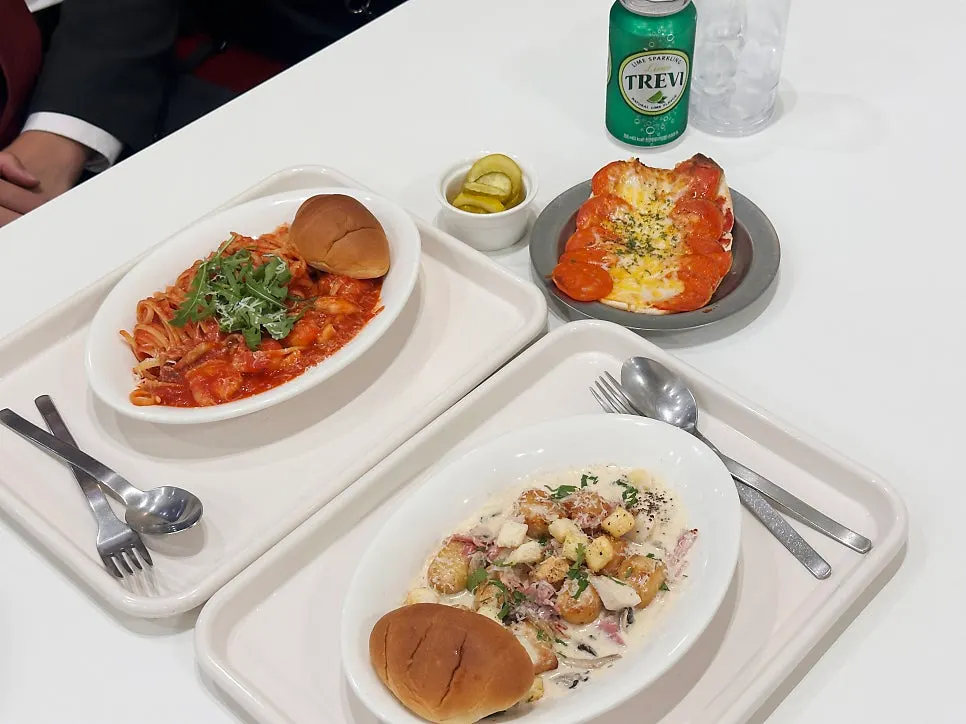 Plate of pasta served quickly after ordering