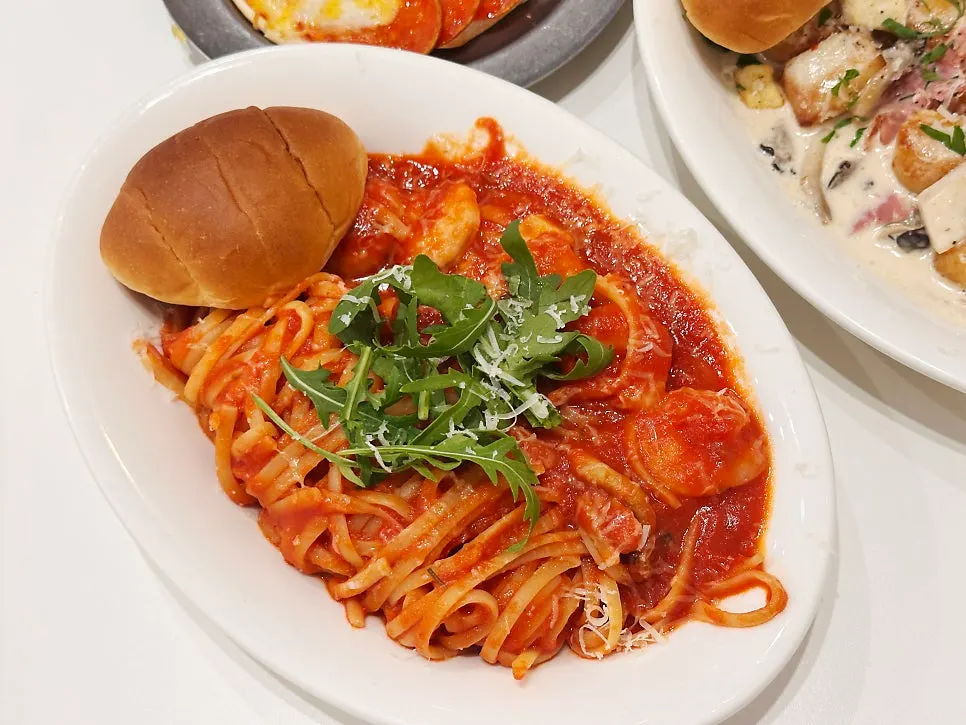 A plate of shrimp tomato pasta