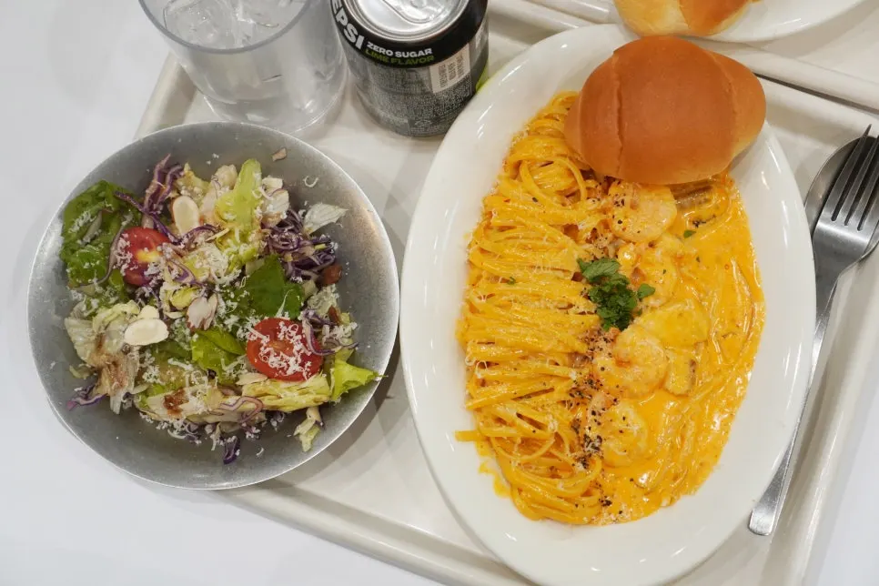 Meatball pasta with the texture of a handmade patty