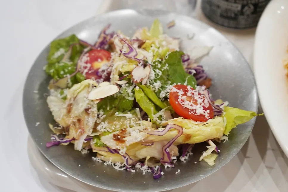 Crisp salad eaten with cream pasta