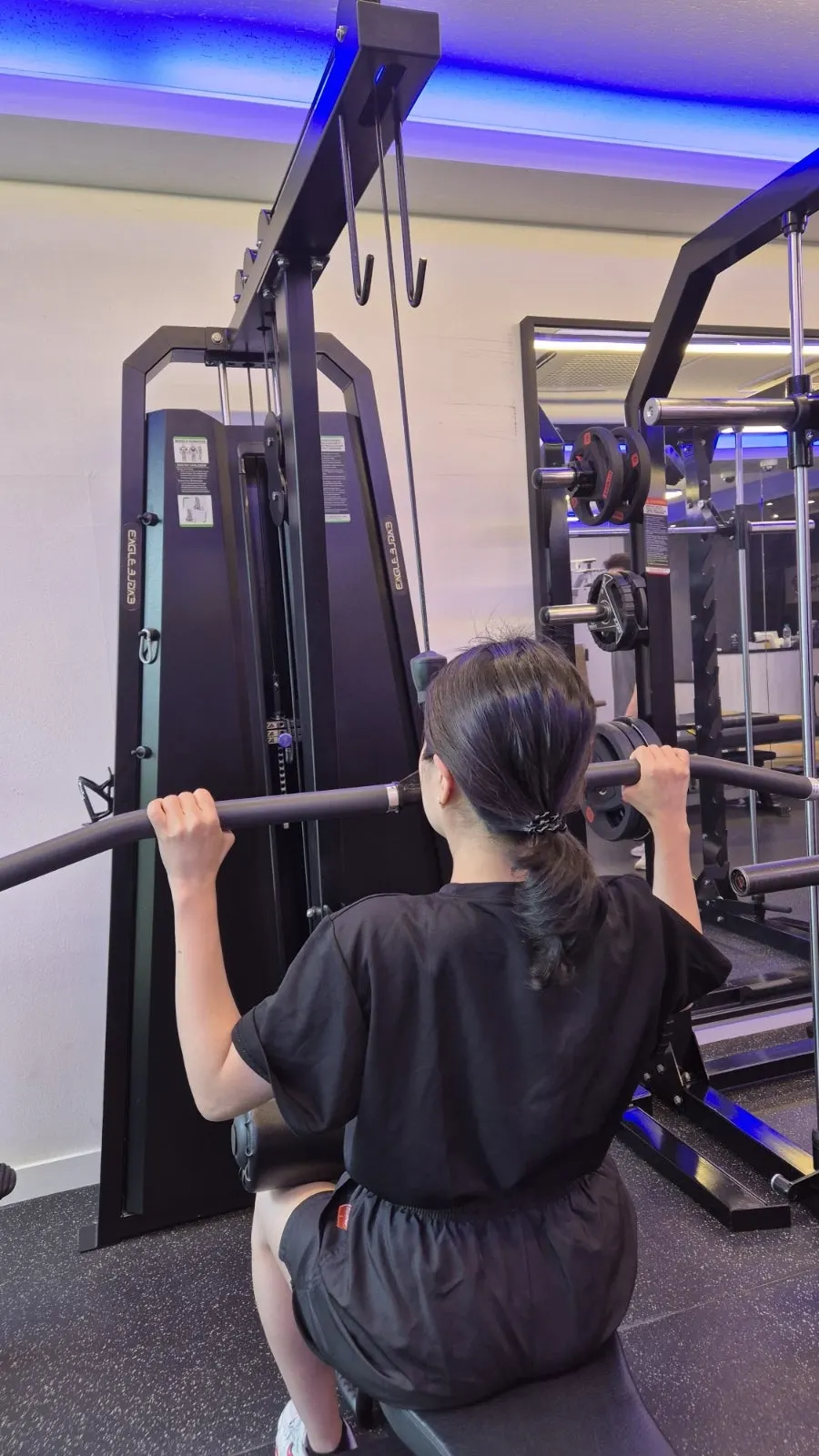 Upper-body training starting with the lat pulldown