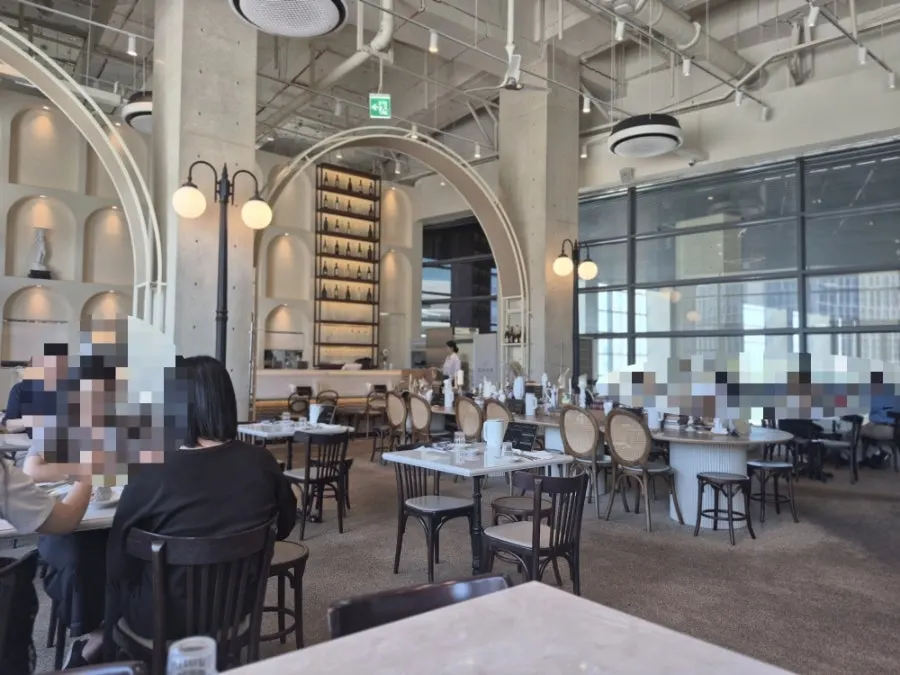 Interior of the dining hall at Romaok Magok, 3rd floor of LG Arts Center Seoul