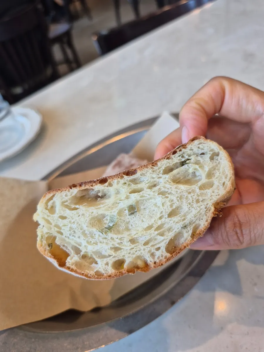 Pre-meal bread served with olive oil at Romaok