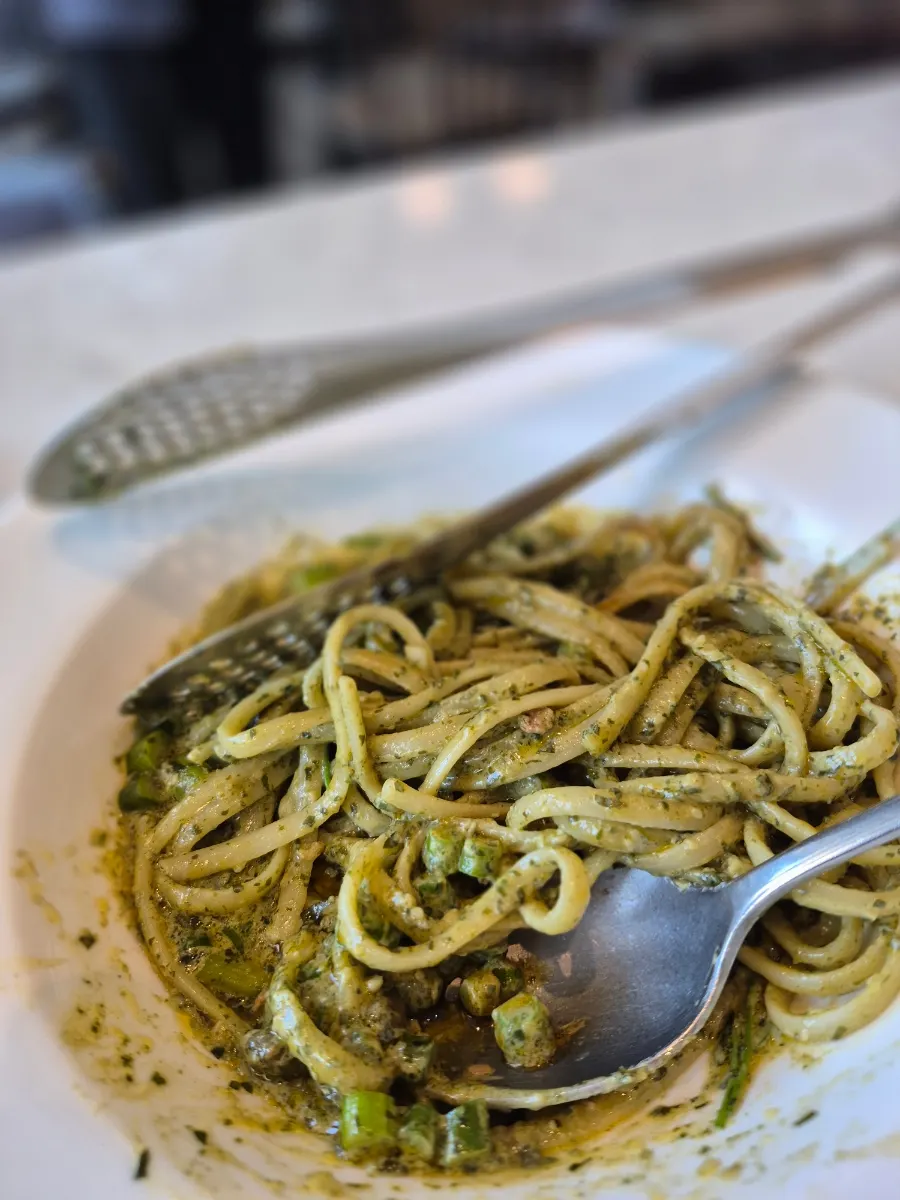 Linguine noodles soaked in gewu sauce