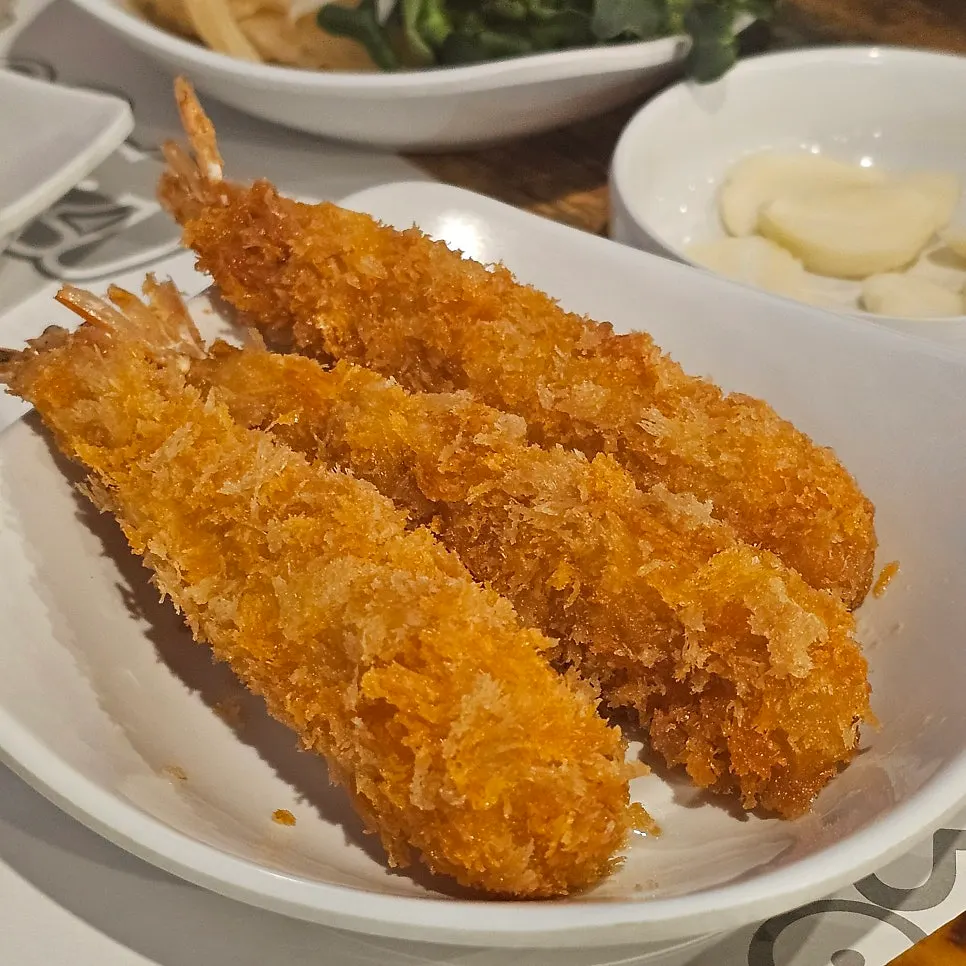 세 종류 회가 함께 담긴 모둠 구성