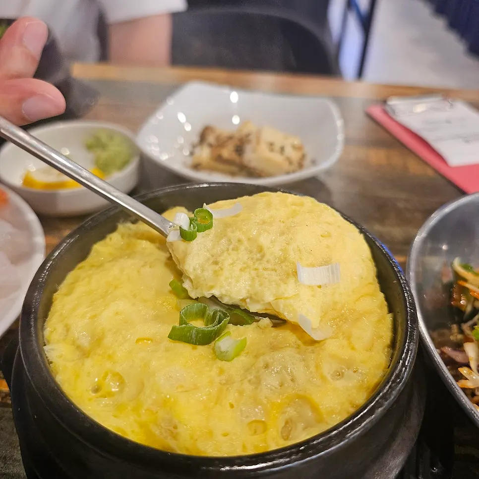 흰살생선과 연어가 나란히 놓인 접시