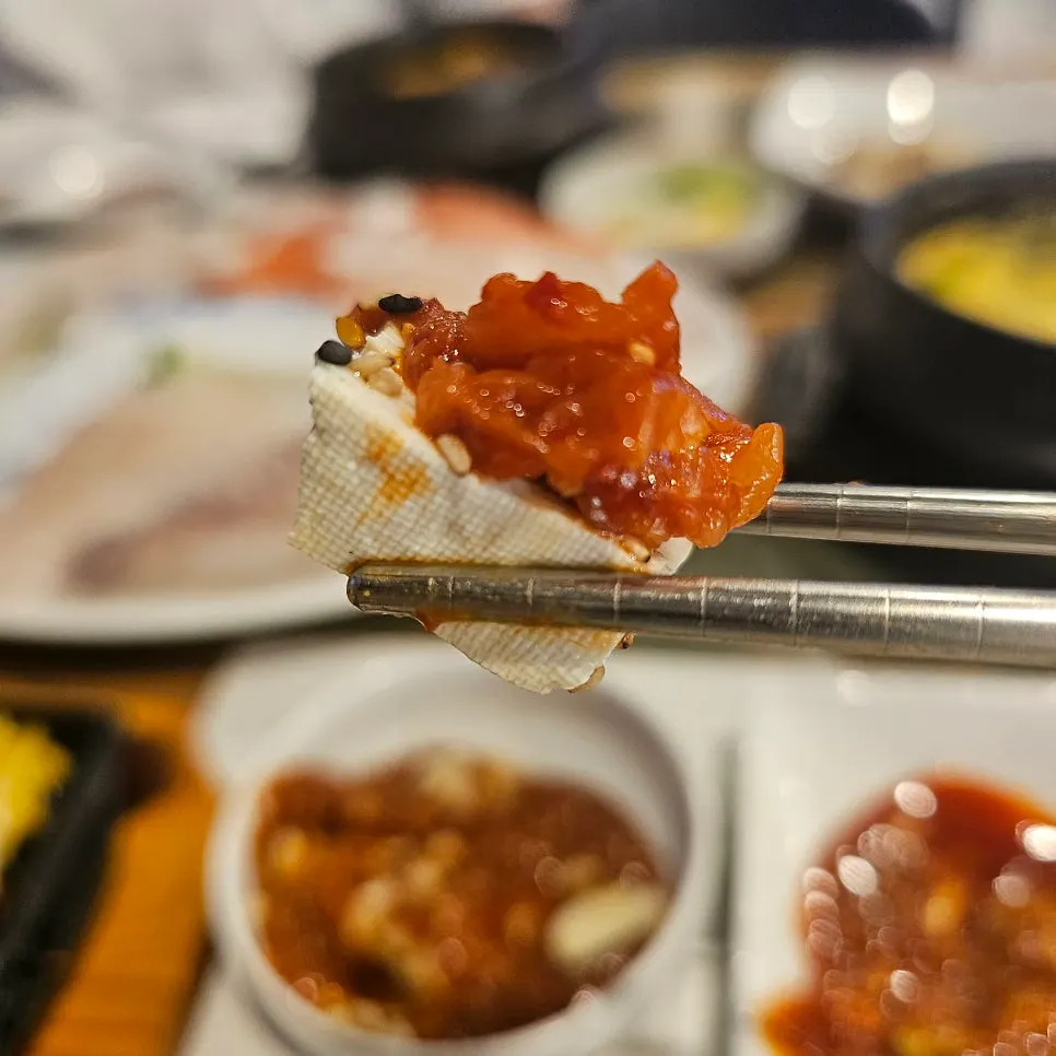 회와 곁들인 사이드 메뉴 접시