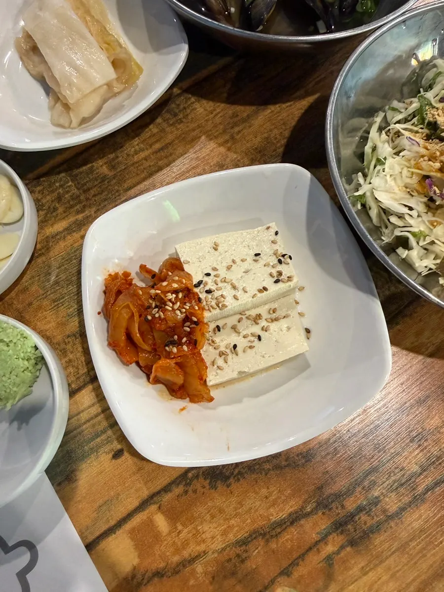 기본 반찬으로 나온 두부김치