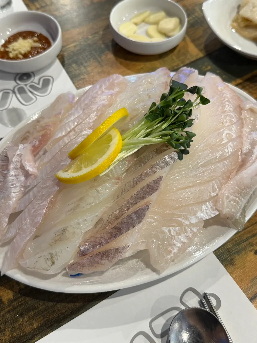 윤기 도는 광어 우럭 회 접시