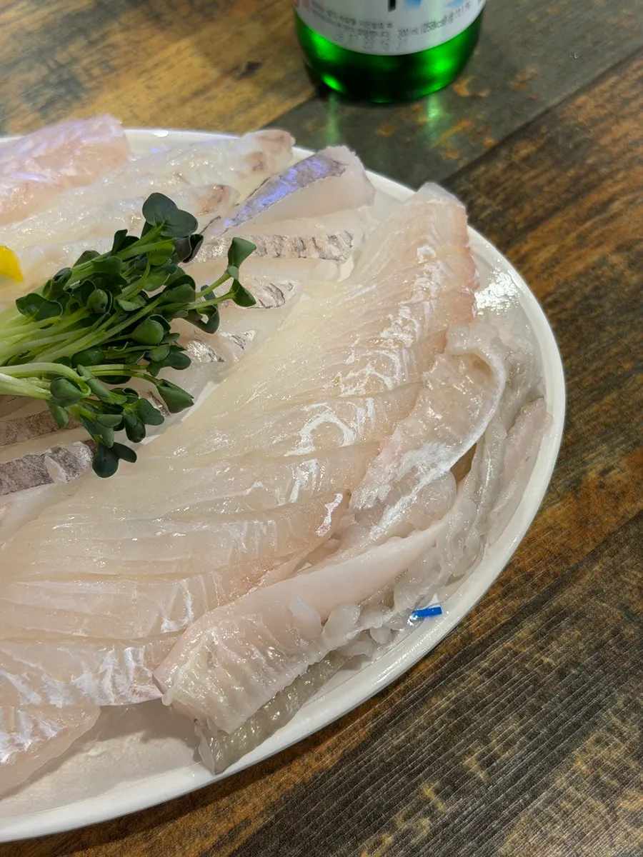 쌈장 마늘 깻잎 조합으로 싸 먹는 회
