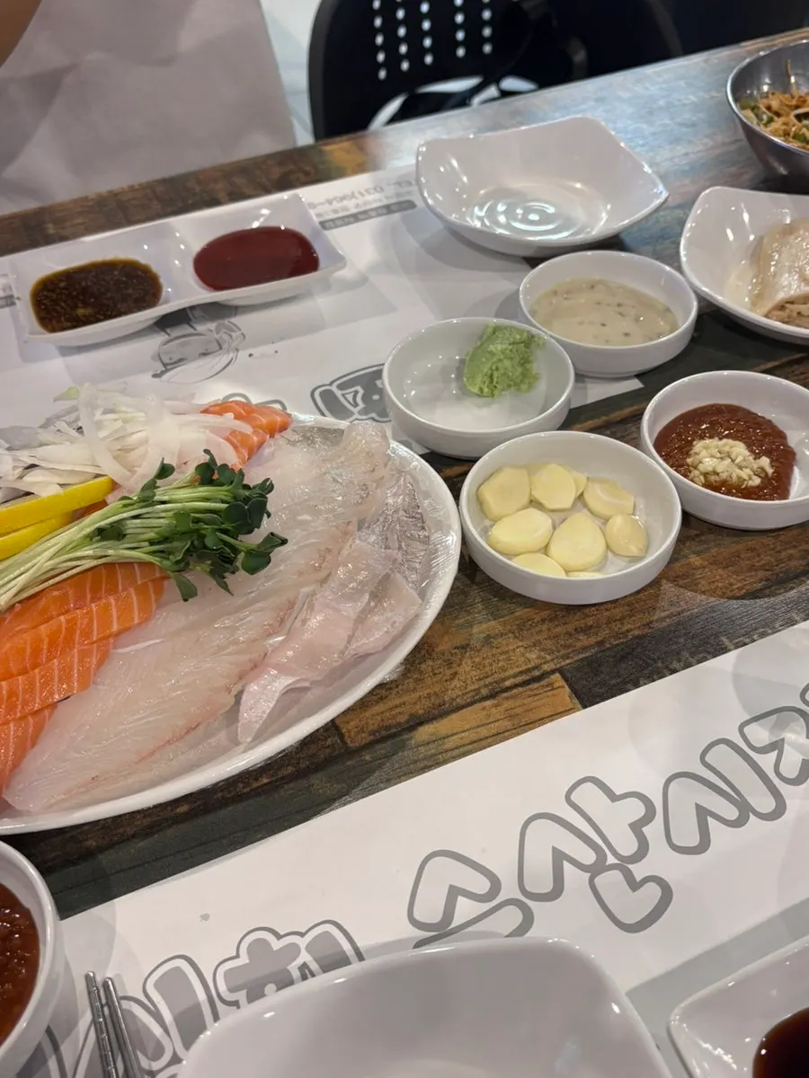 Assorted sashimi with salmon tartare sauce