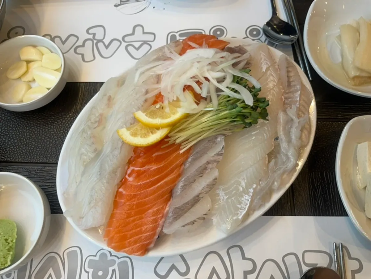 Preview of a full raw-fish spread at a Magoknaru seafood restaurant