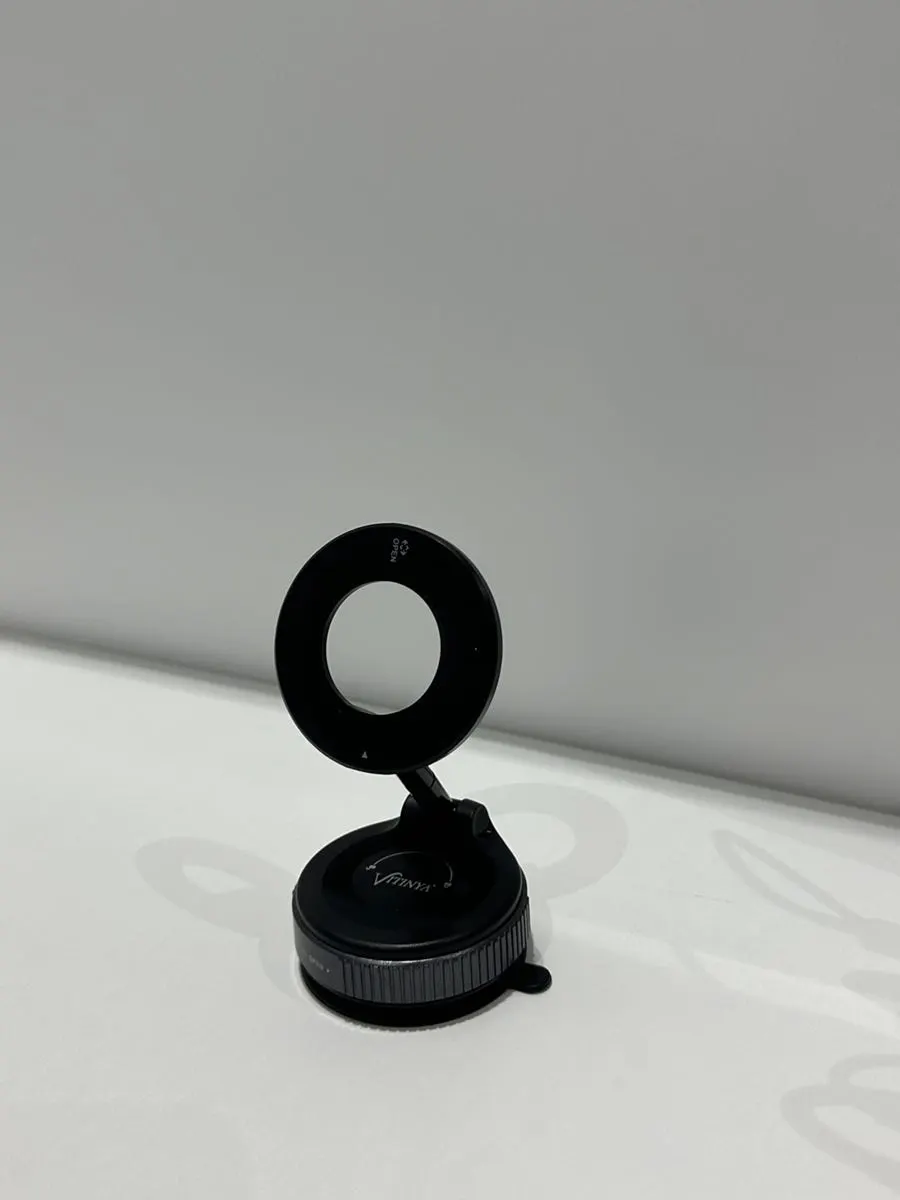 Car mount that attaches a smartphone with magnets