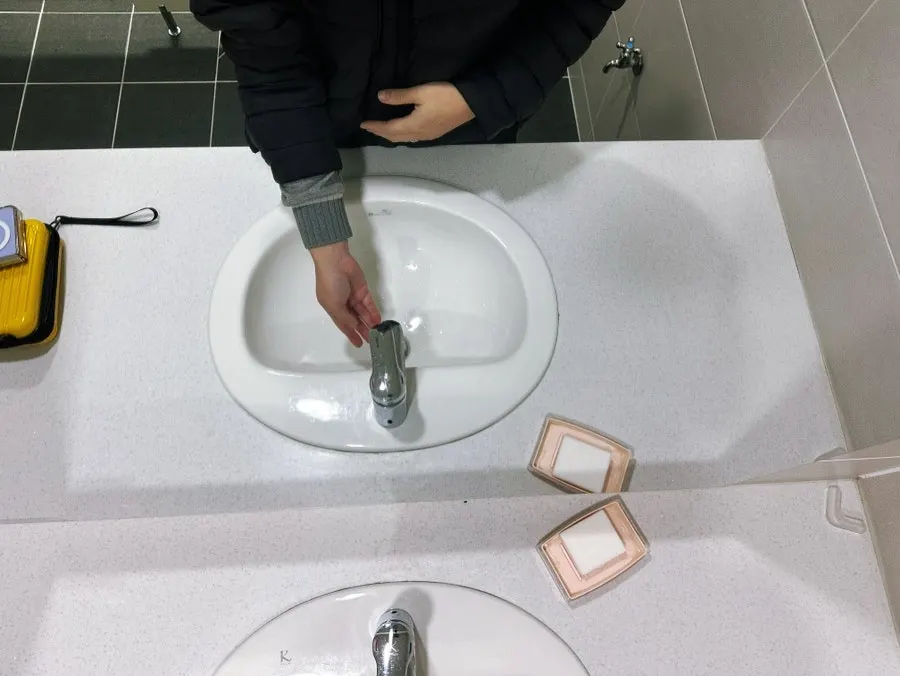 Mount used for hand-washing and cooking footage