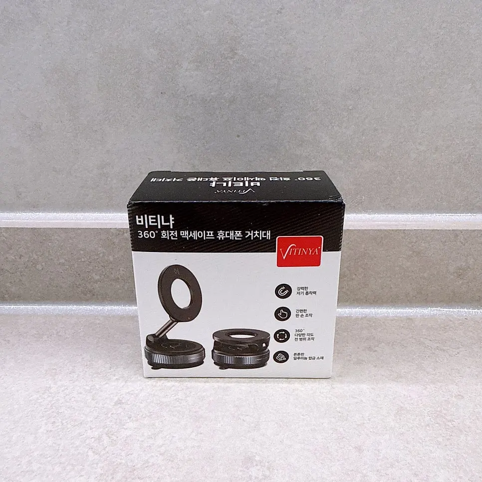 Using a kitchen MagSafe mount to check recipes