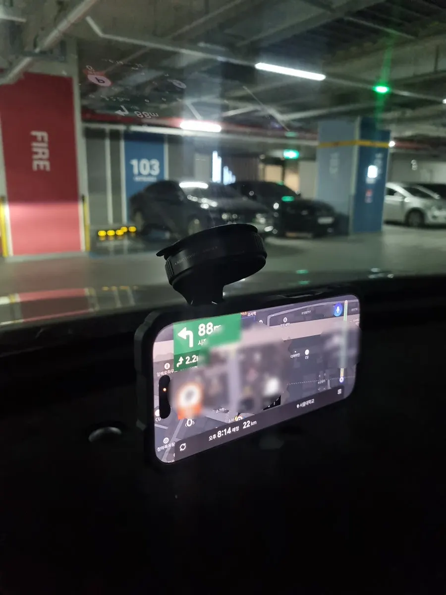 다이얼 진공 흡착 차량용 거치대