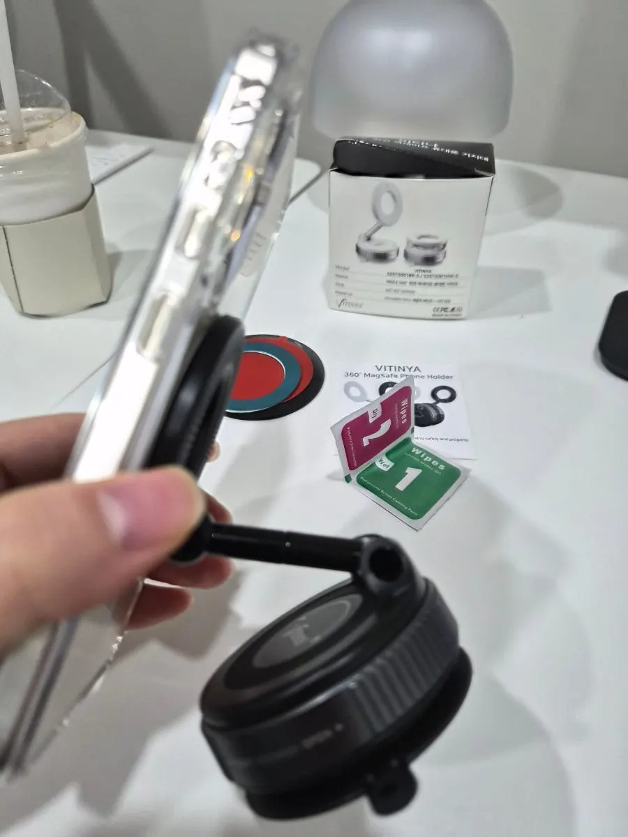 360-degree rotating MagSafe holder