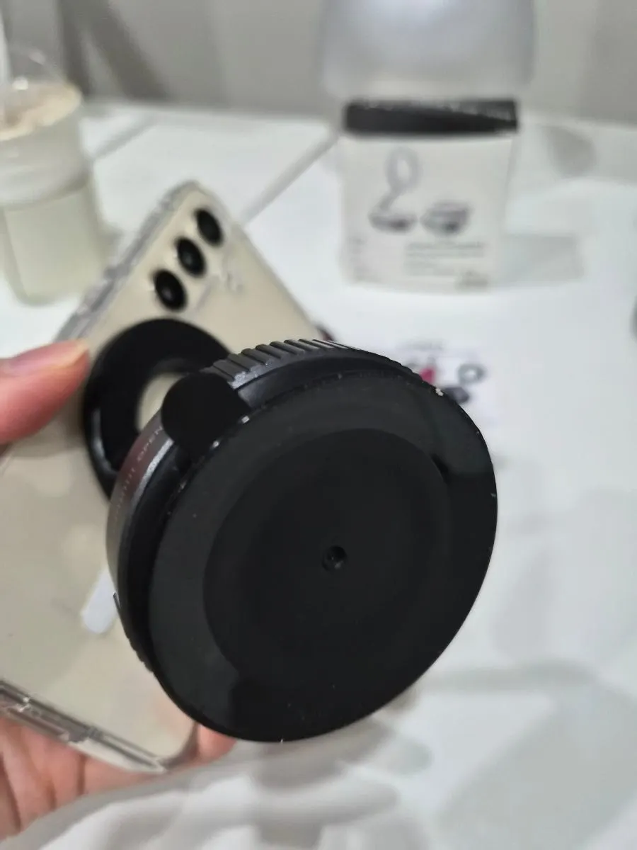 Vacuum-suction dial car phone holder