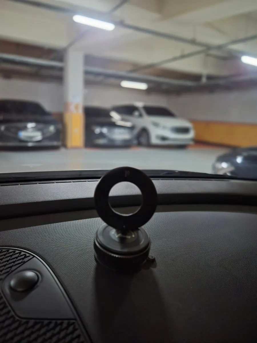 MagSafe holder installed on a dashboard