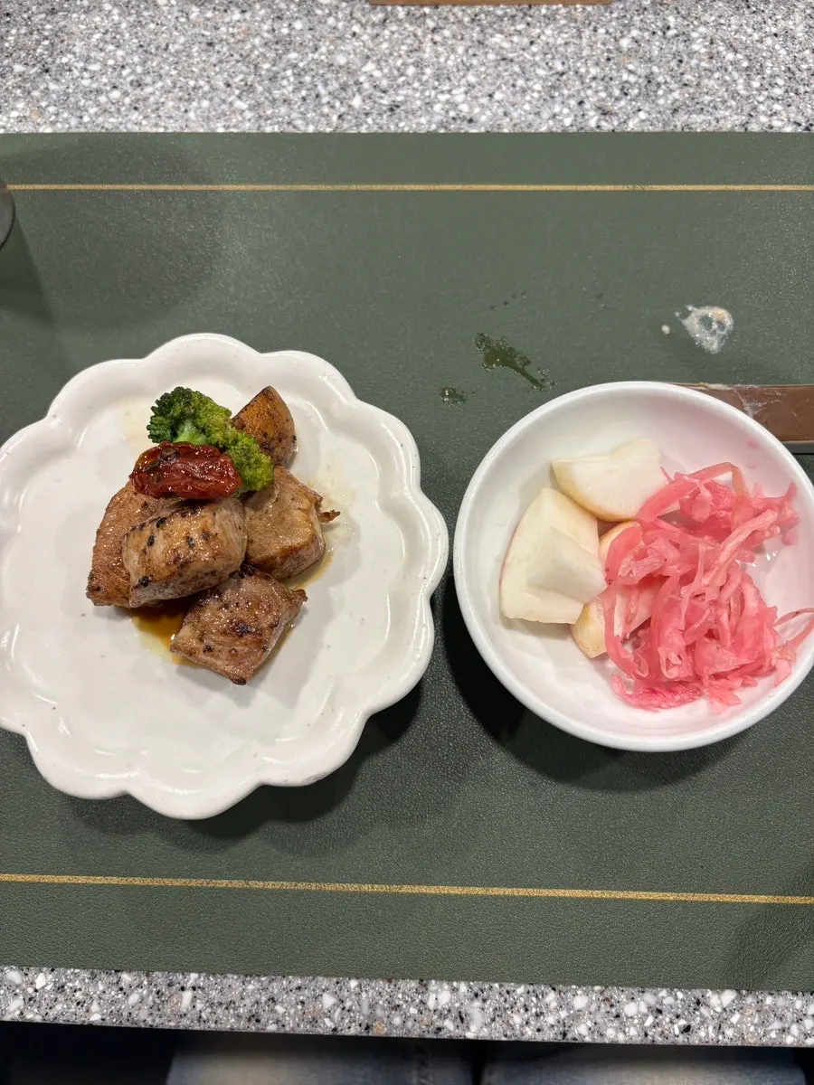 눈앞에서 완성되는 돼지고기 오마카세 요리