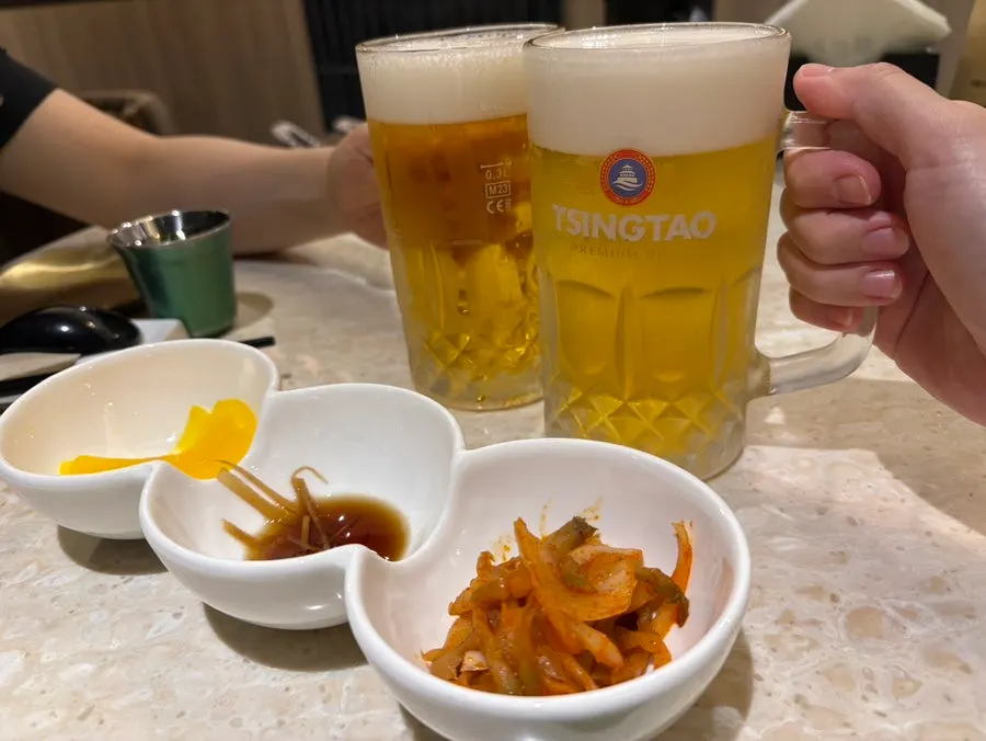 시원한 칭따오 생맥주와 기본 세팅