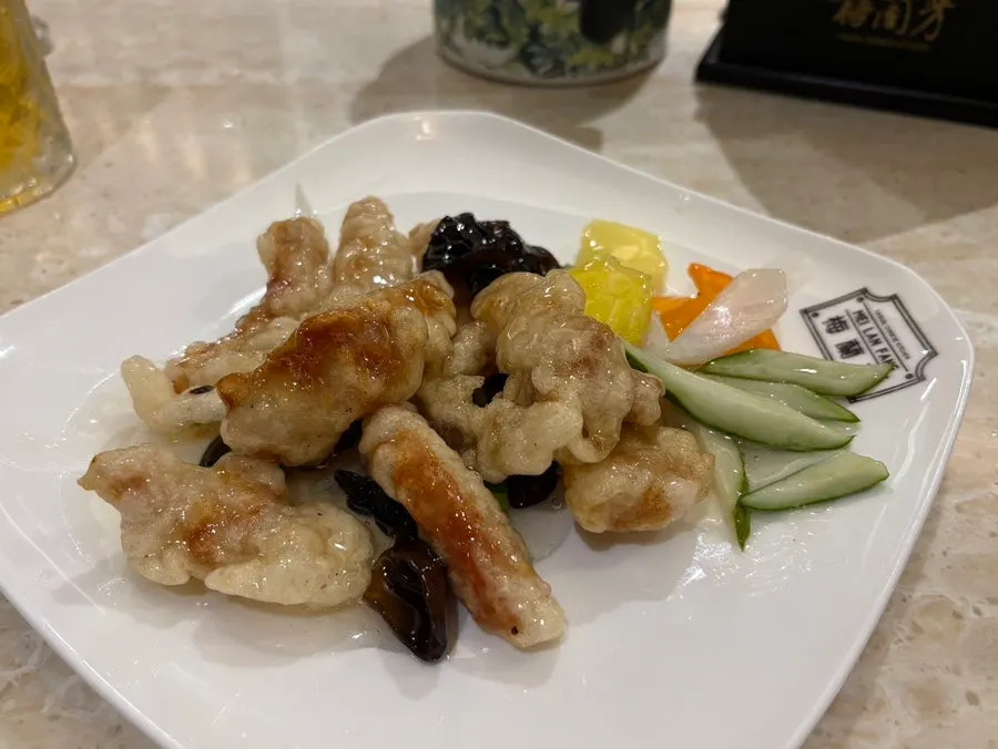 바삭한 옛날 전통 탕수육 한 접시