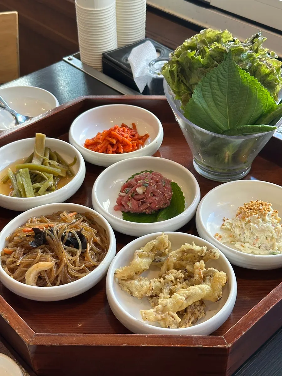 Table with handon fresh galbi ordered