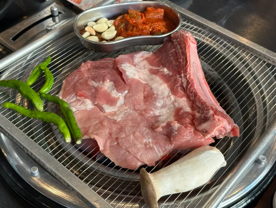 Plate of pre-grilled handon fresh galbi made from the 4th rib