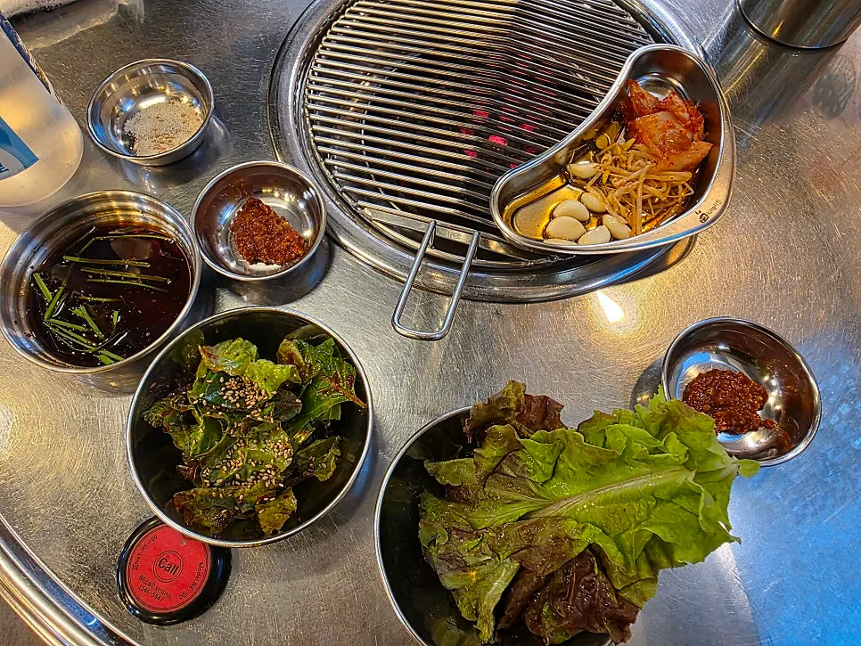 김치와 콩나물, 통마늘 등 밑반찬 상차림