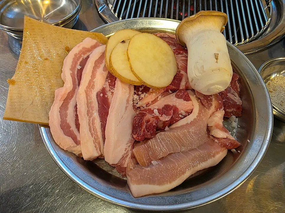 부위별로 담겨 나온 돼지한근 고기 접시