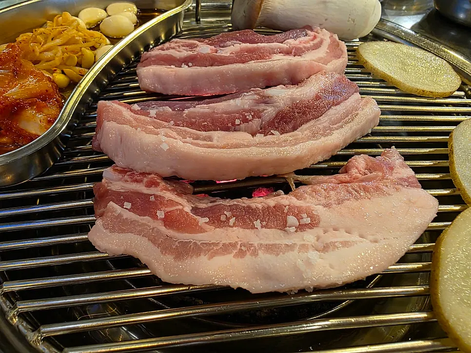 연탄 불판에 올린 도톰한 삼겹살