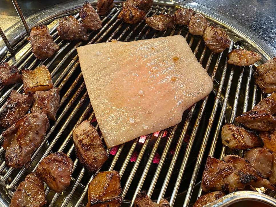 연탄 화력으로 노릇하게 익어가는 고기
