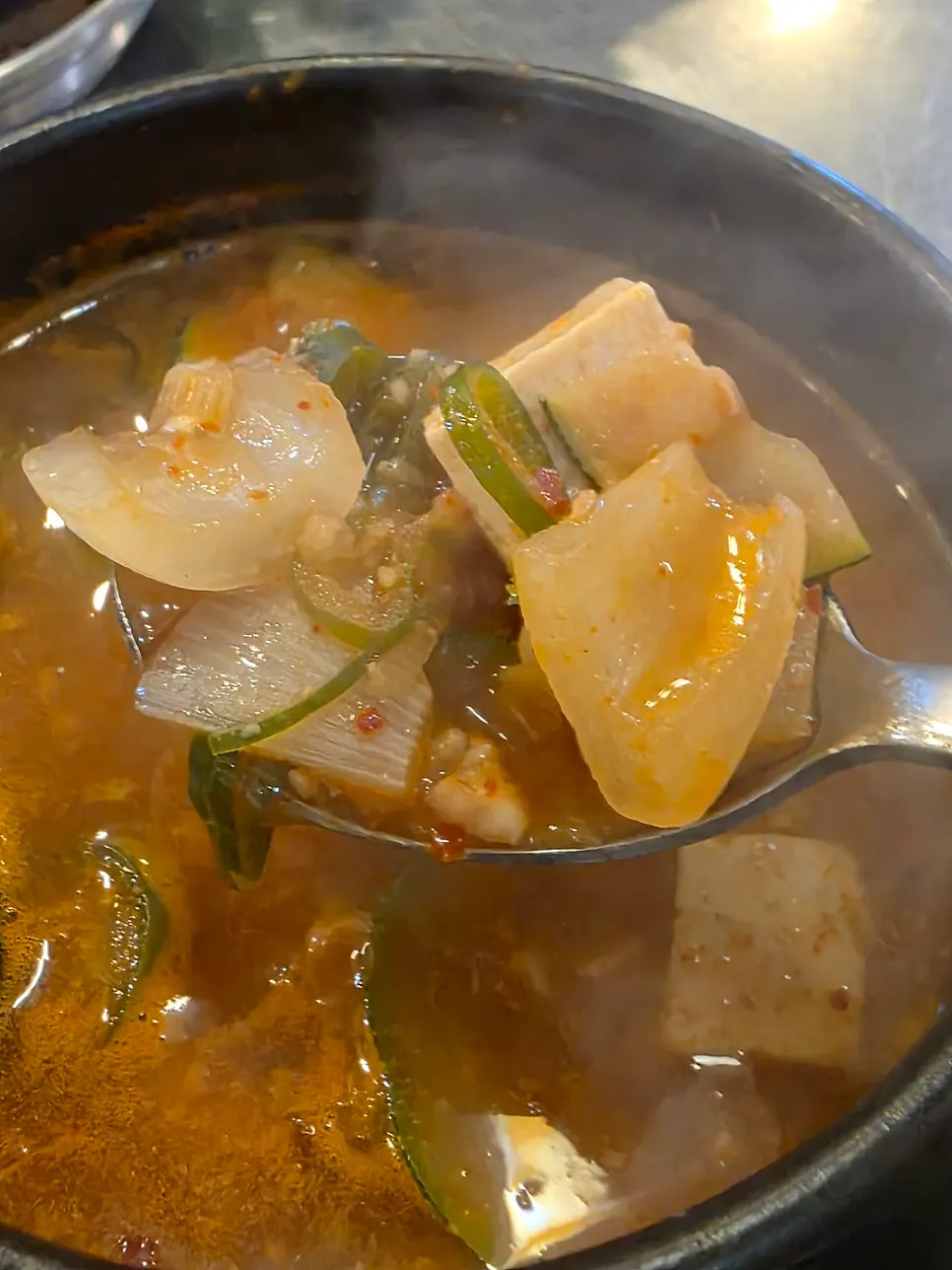 두부와 애호박이 들어간 된장찌개 속