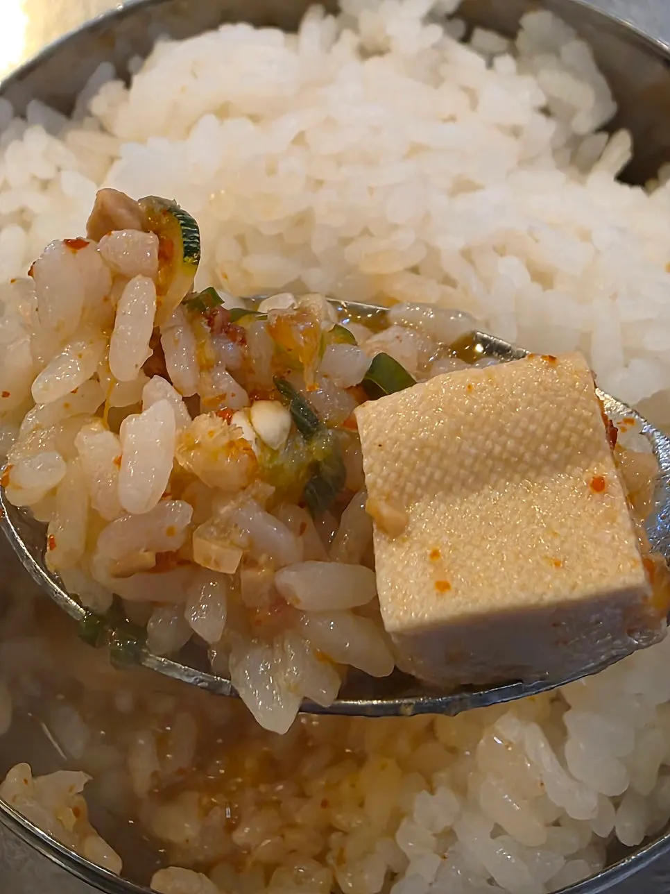 공기밥에 된장찌개 국물을 얹은 한 숟갈