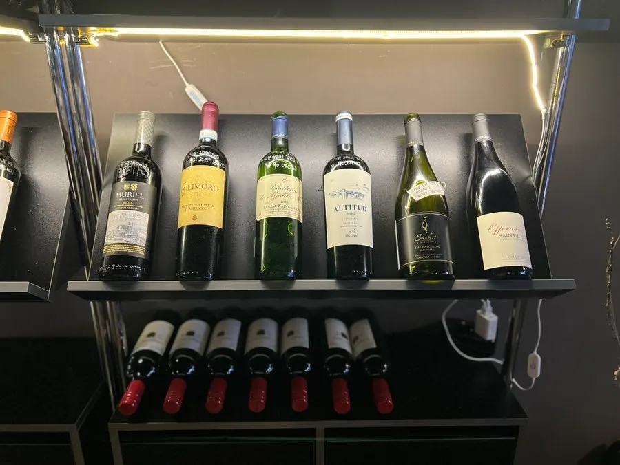 The wine corner at Matgim