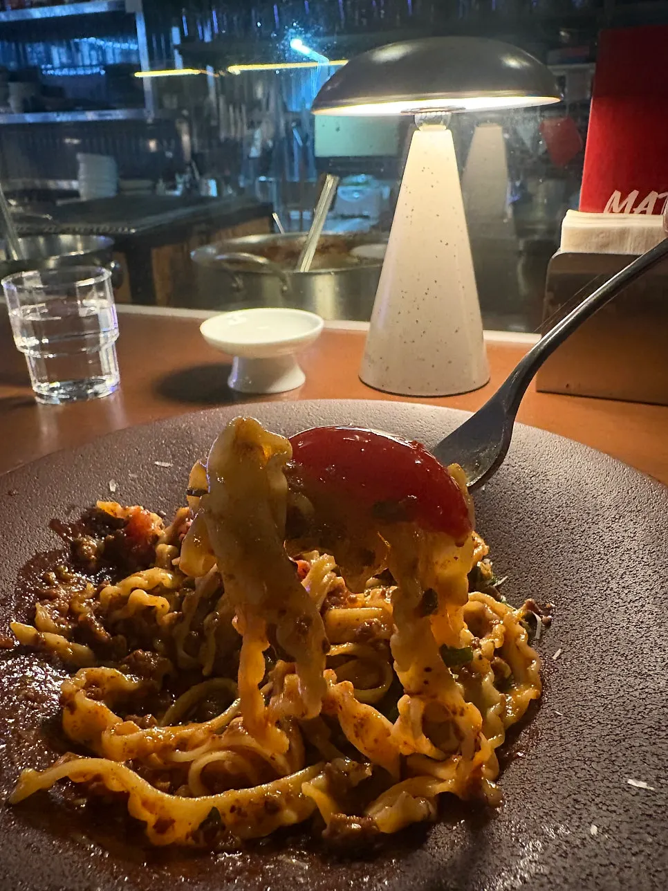 방울토마토와 치즈를 올린 라구 파스타 클로즈업