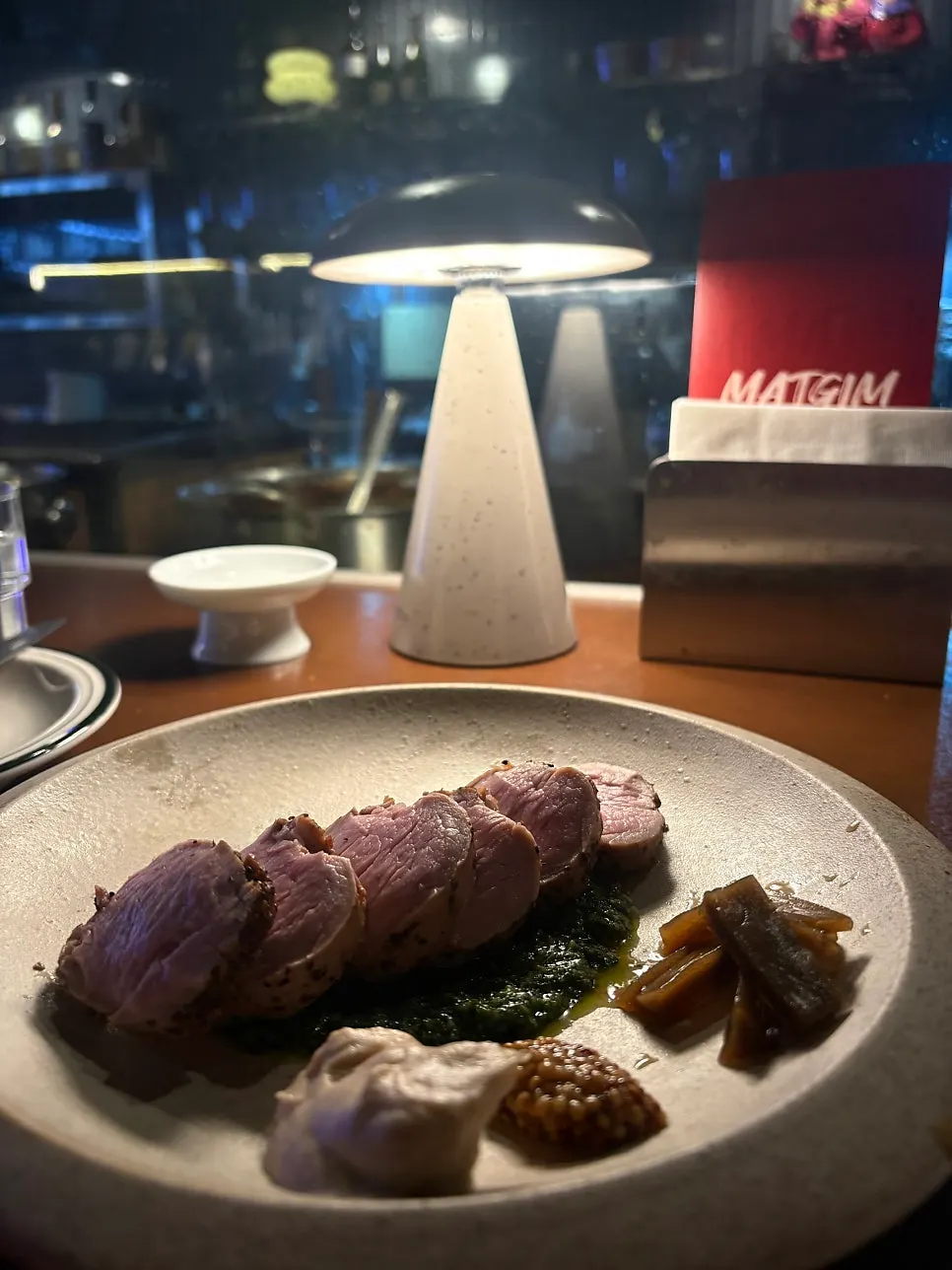 바 앞에서 펼쳐진 조리 불쇼
