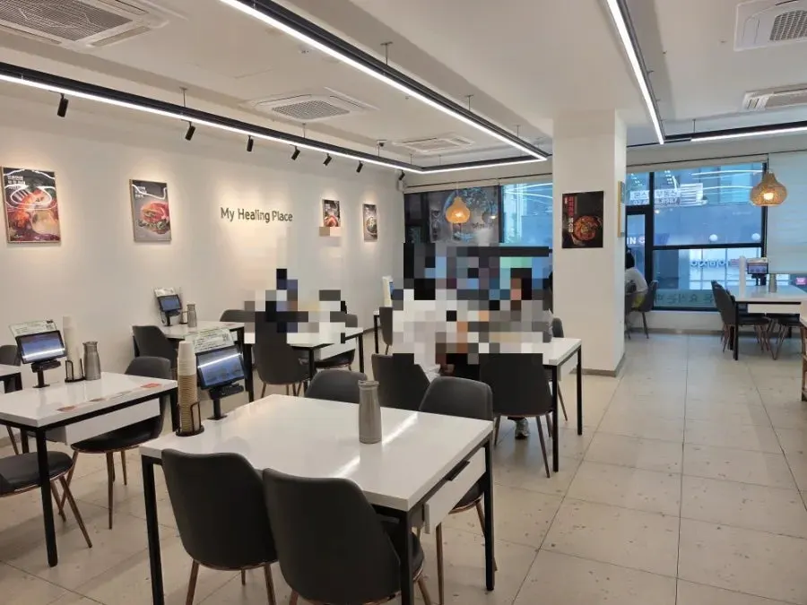 White-toned interior and floor-to-ceiling windows of Tteudon Magok Branch