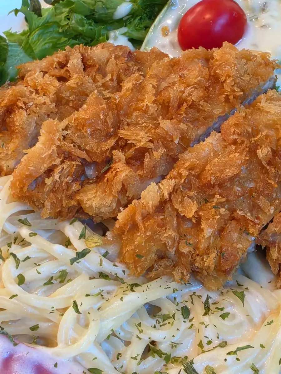 Mini pork cutlet topping the bacon cream spaghetti