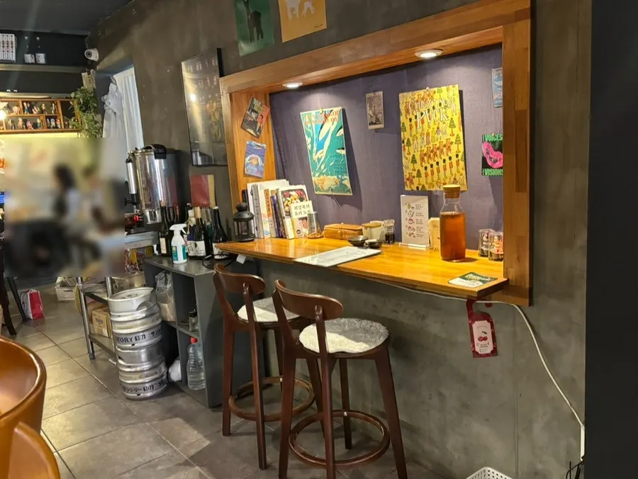 오픈 주방이 보이는 마키세 합정 매장 내부