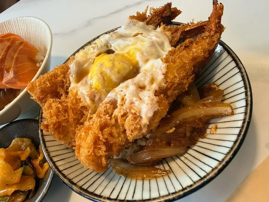 양이 큰 에비카츠동 한 그릇